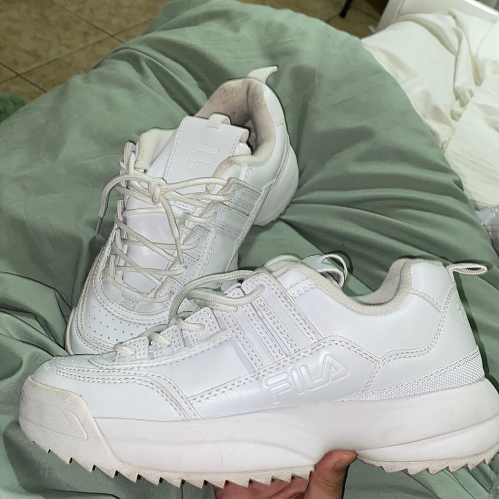 white fila shoes